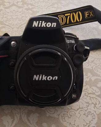 Nikon D700 FX +  50 1.8 D + 2 Batterie e CF 32Gb