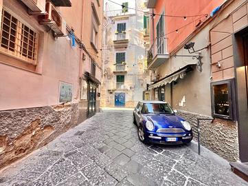 NEGOZIO A NAPOLI