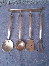 Set utensili da cucina vintage in ottone con suppo