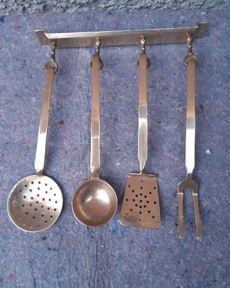 Set utensili da cucina vintage in ottone con suppo