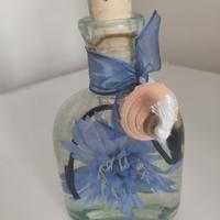 Candela di olio con fiore celeste
