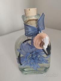 Candela di olio con fiore celeste