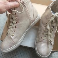 scarpe sportive primaverili coi lacci 