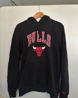 Felpa New Era Chicago Bulls nera con cappuccio