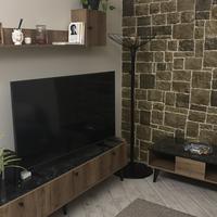 Parete sala con credenza e tavolino