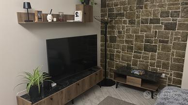 Parete sala con credenza e tavolino