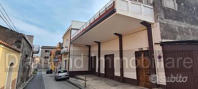 Casa singola con deposito e garage a Giarre centro