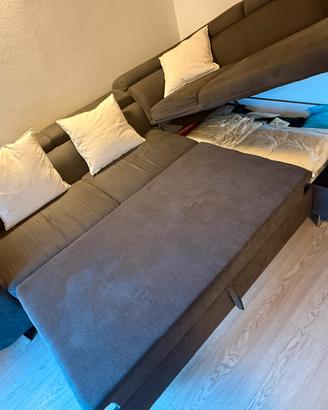 Divano angolare grande in tessuto – €400