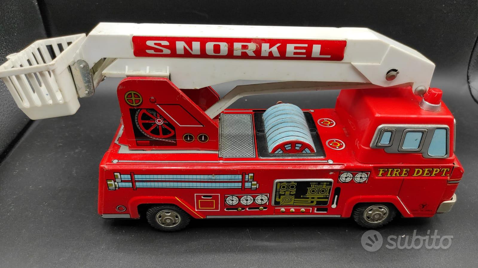 Giocattolo Rosso Del Camion Del Pompiere Fotografia Stock - Immagine di