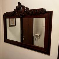 Specchio con cornice in legno scuro