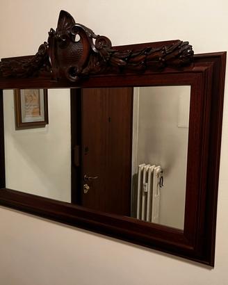 Specchio con cornice in legno scuro