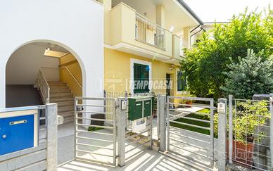 PIANO TERRA CON CORTE E GARAGE, RECENTE COSTRUZION