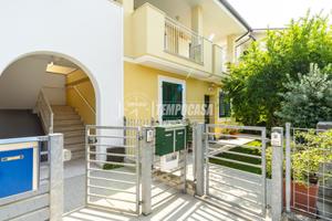 PIANO TERRA CON CORTE E GARAGE, RECENTE COSTRUZION