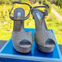 scarpe alte con pietre dorate