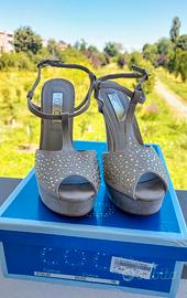 scarpe alte con pietre dorate