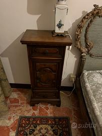 Comodino in legno scuro in stile classico