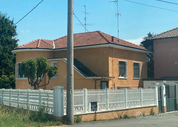 Stanza privata libera subito in villa a buscate