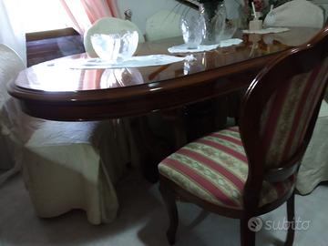 Tavolo da pranzo in legno con 6 sedie già smontato