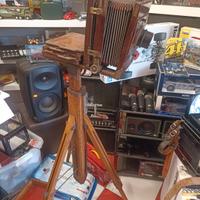 Macchina fotografica in legno con treppiedi 