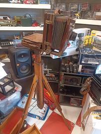 Macchina fotografica in legno con treppiedi 