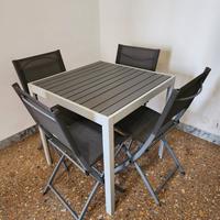 Tavolo da esterno con 4 sedie pieghevoli 