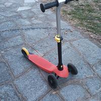 monopattino rosso per bambini su 3 ruote