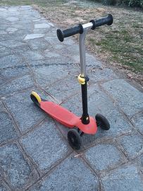 monopattino rosso per bambini su 3 ruote