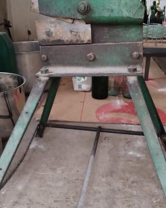 Taglierina tranciatrice per metalli