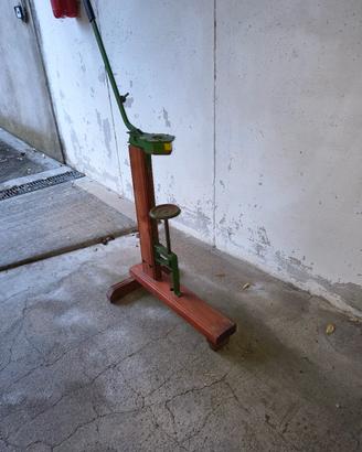 vecchio attrezzo per imbottigliamento 