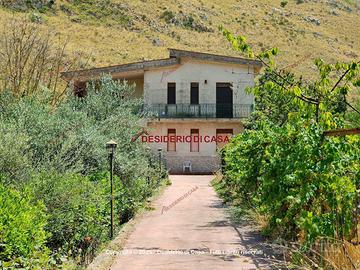 Casa, Santa Cristina Gela.