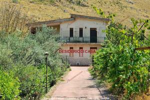 Casa, Santa Cristina Gela.