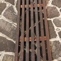 Pedana poggiapiedi legno per spogliatoio palestra