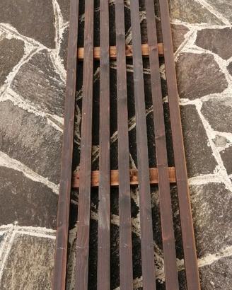 Pedana poggiapiedi legno per spogliatoio palestra