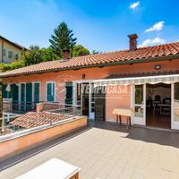 VILLA con GIARDINO PRIVATO, BOX AUTO e PORTICATO