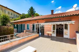 VILLA con GIARDINO PRIVATO, BOX AUTO e PORTICATO