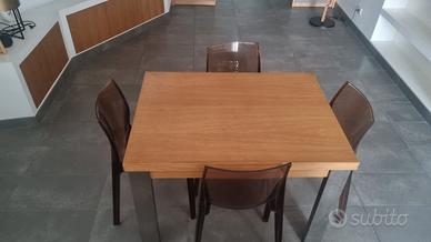 Tavolo artigianale in rovere apribile con gambe in