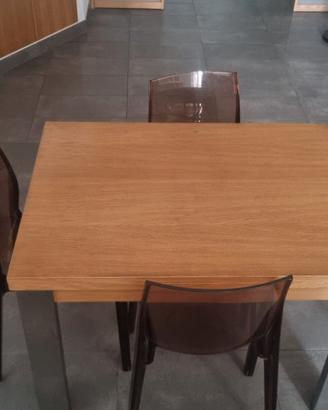 Tavolo artigianale in rovere apribile con gambe in