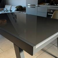 Tavolo moderno in legno massello e vetro