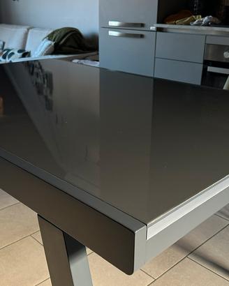Tavolo moderno in legno massello e vetro