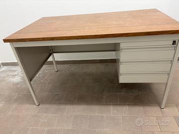 Scrivania con cassetti 130x75x75