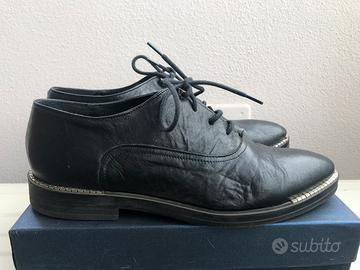 Scarpa con lacci e borchie