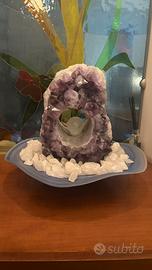 Lampada geode di ametista naturale.