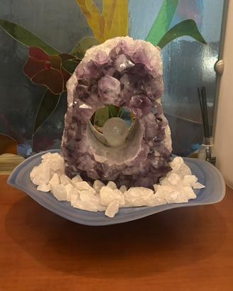 Lampada geode di ametista naturale.