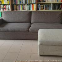 Divano grigio 4 posti con pouf 