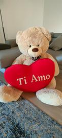 orso peluche e cuscino a cuore 