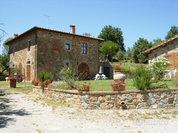 Country house con parco, terreno e piscina