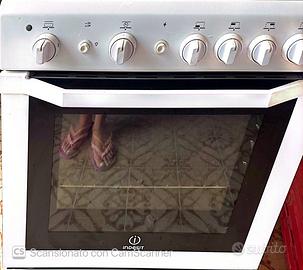 cucina indesit pari al nuovo usata pochissimo .