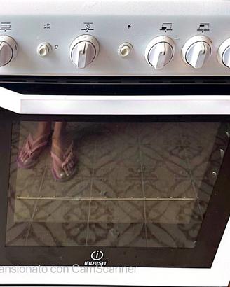 cucina indesit pari al nuovo usata pochissimo .