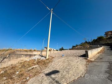 Piazzale uso parcheggio e/o deposito -