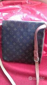 LV : Borsa-borsello, piatto, marcato LV